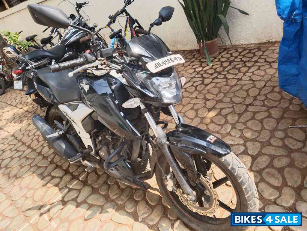 Black & White TVS Apache RTR 160 4V