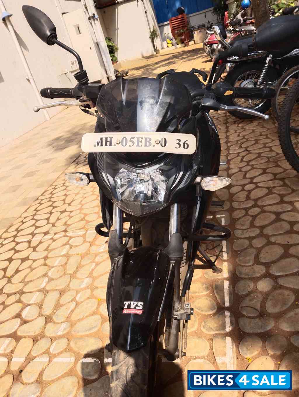 Black & White TVS Apache RTR 160 4V