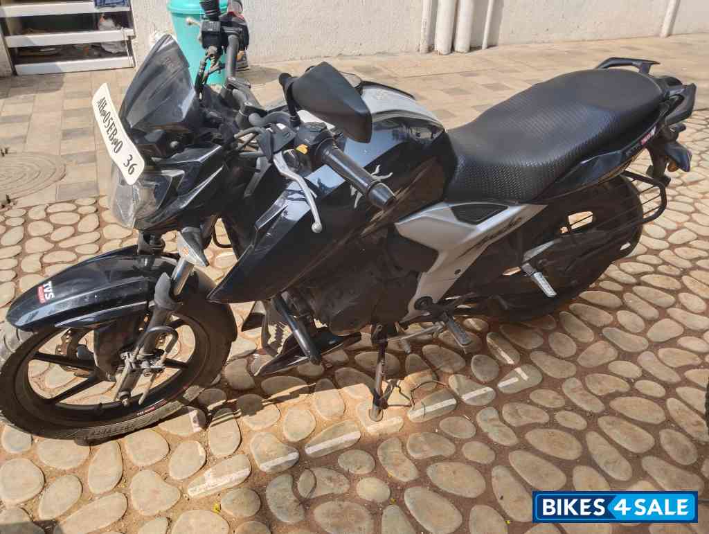Black & White TVS Apache RTR 160 4V