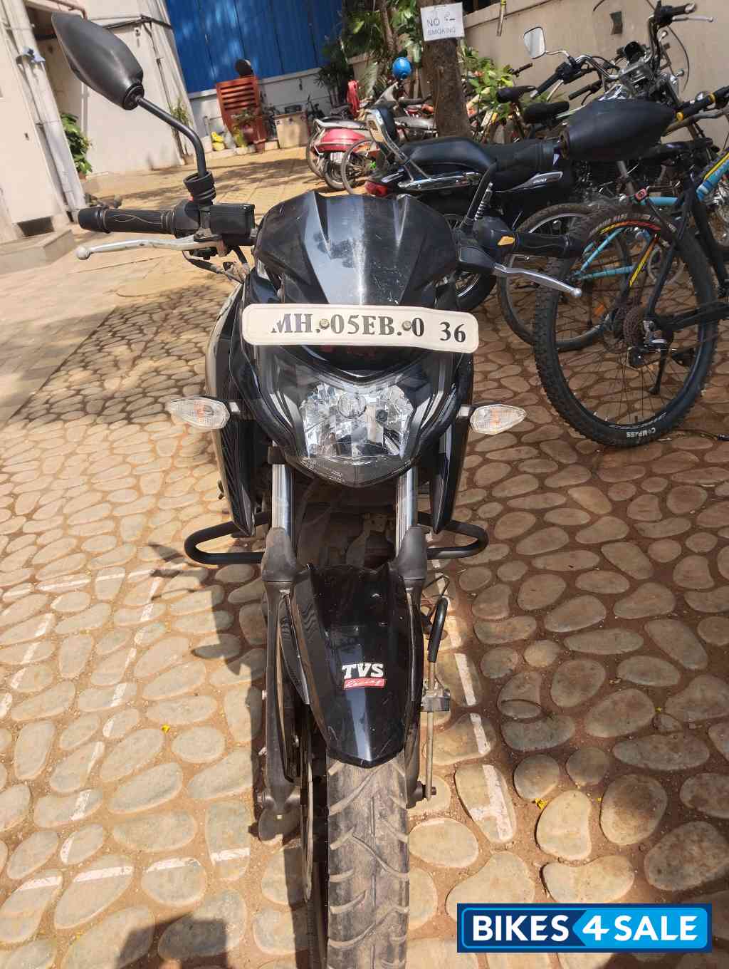Black & White TVS Apache RTR 160 4V