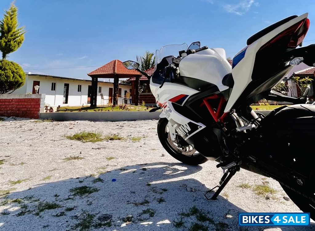 Polar White BMW G 310 RR