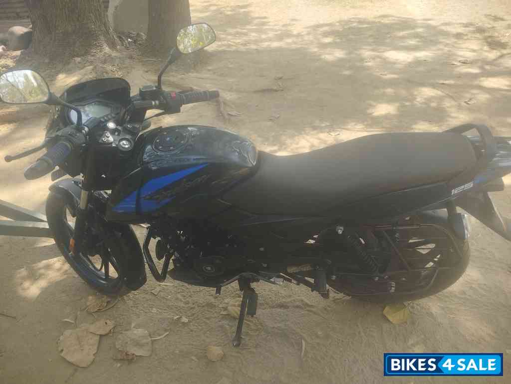 Bajaj Pulsar 125 Neon Disc Single Seat
