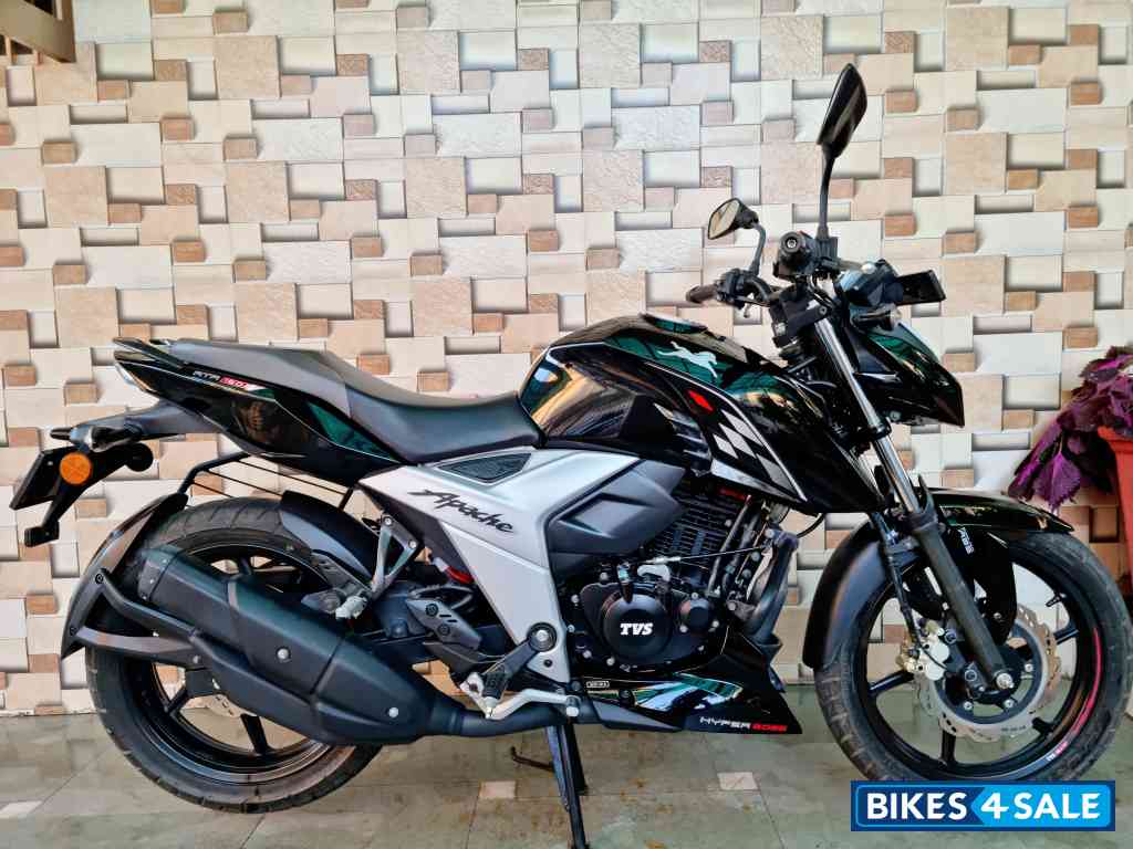 Black TVS Apache RTR 160 4V BS6