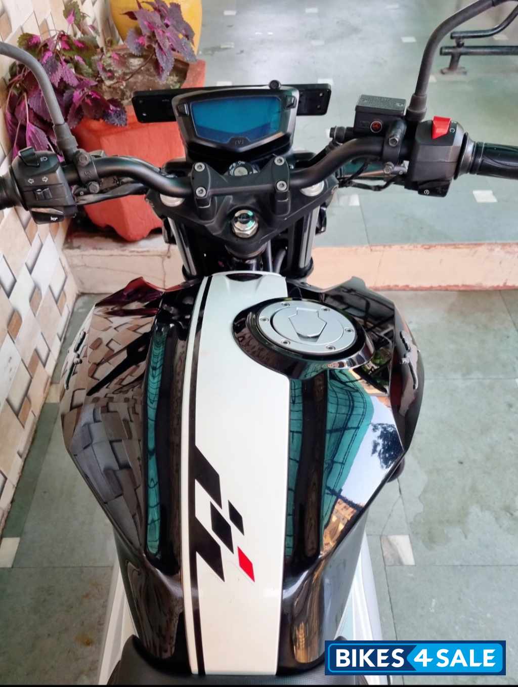 Black TVS Apache RTR 160 4V BS6
