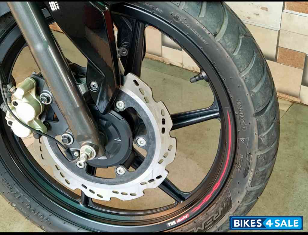 Black TVS Apache RTR 160 4V BS6