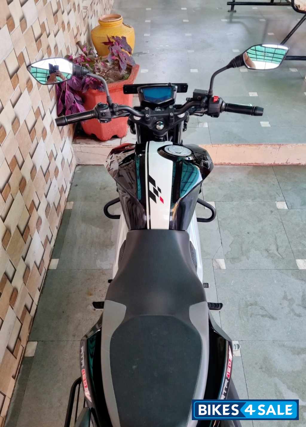Black TVS Apache RTR 160 4V BS6