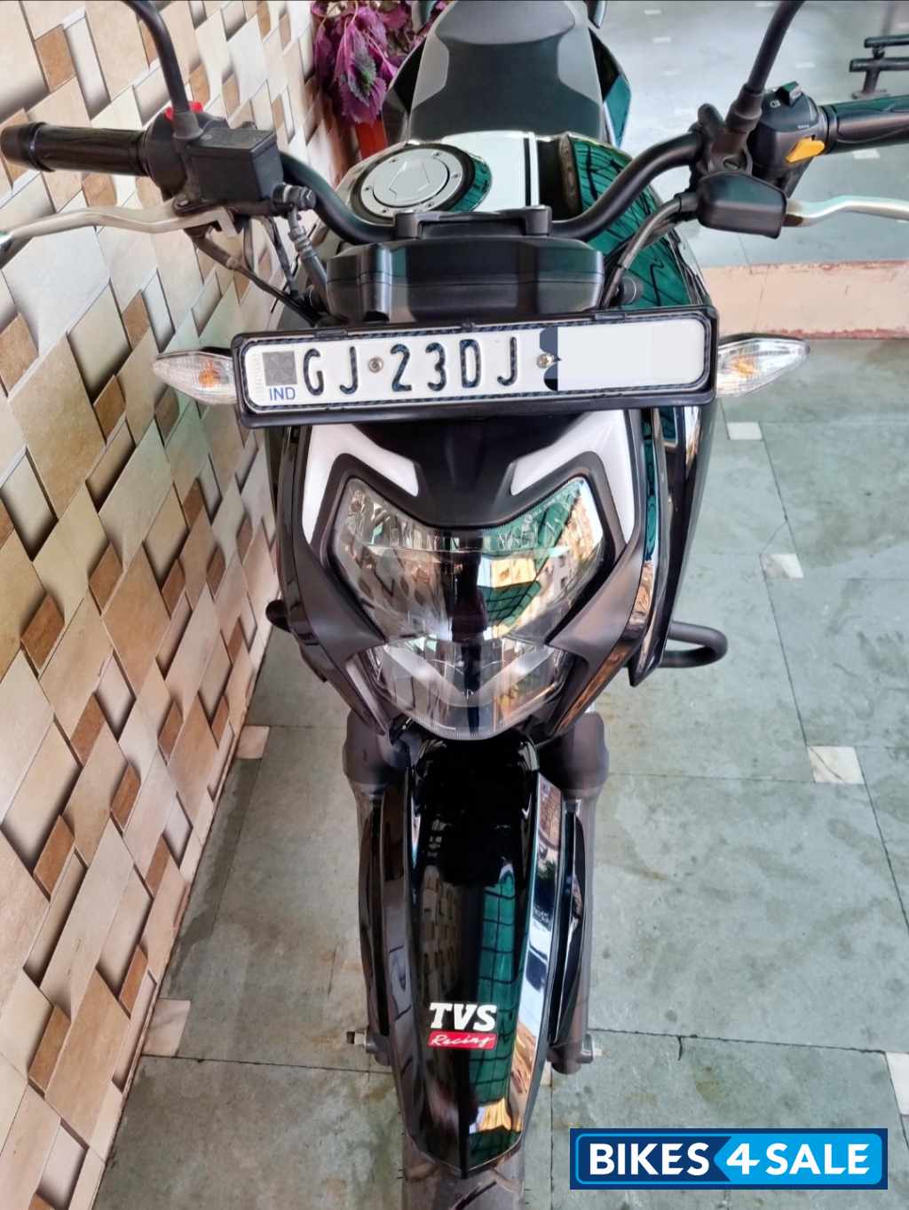 Black TVS Apache RTR 160 4V BS6