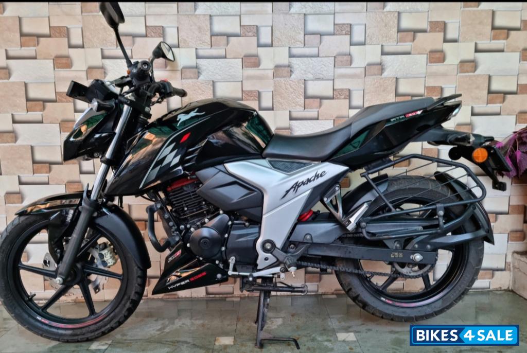 Black TVS Apache RTR 160 4V BS6