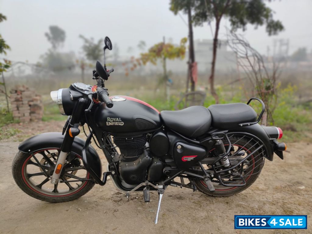 Matte Stealth Black Royal Enfield Classic 350 Dual Channel BS6
