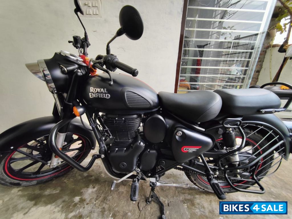 Matte Stealth Black Royal Enfield Classic 350 Dual Channel BS6