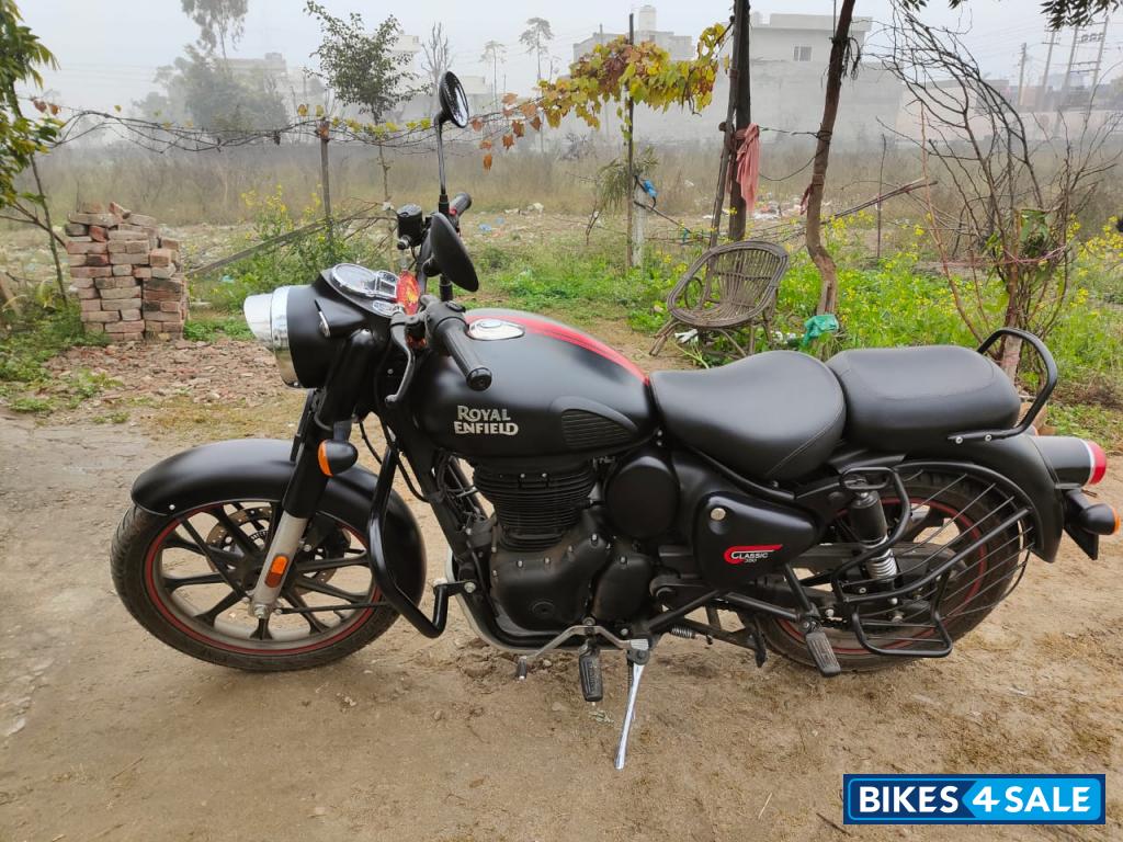 Matte Stealth Black Royal Enfield Classic 350 Dual Channel BS6