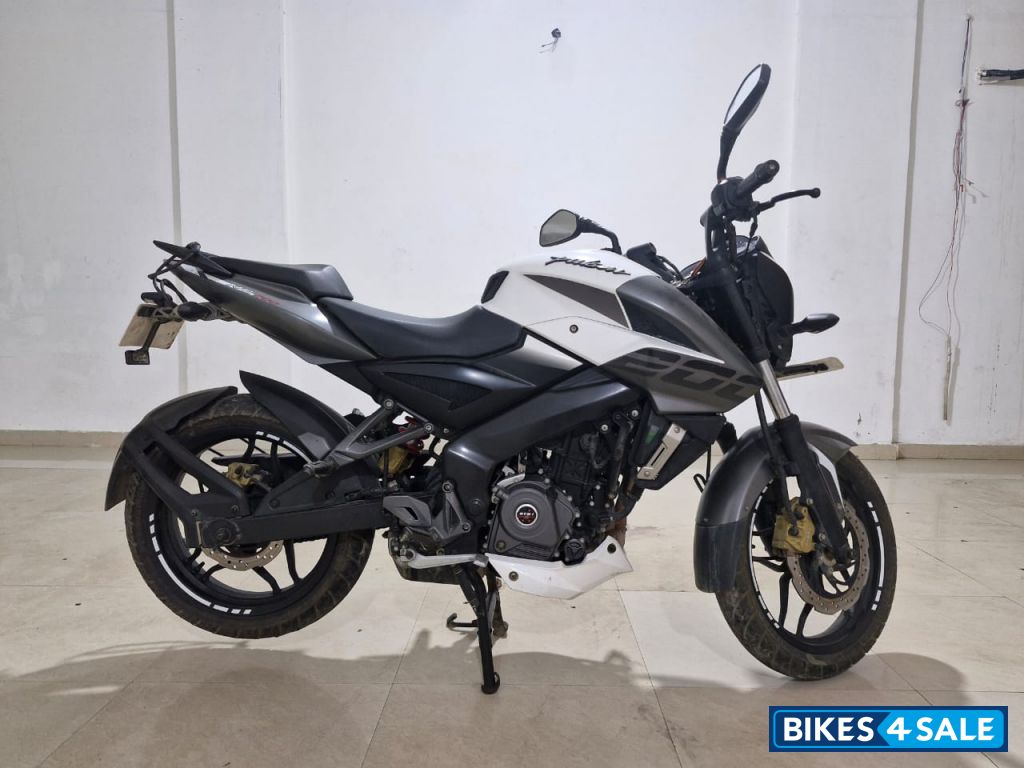 Black Bajaj Pulsar NS200