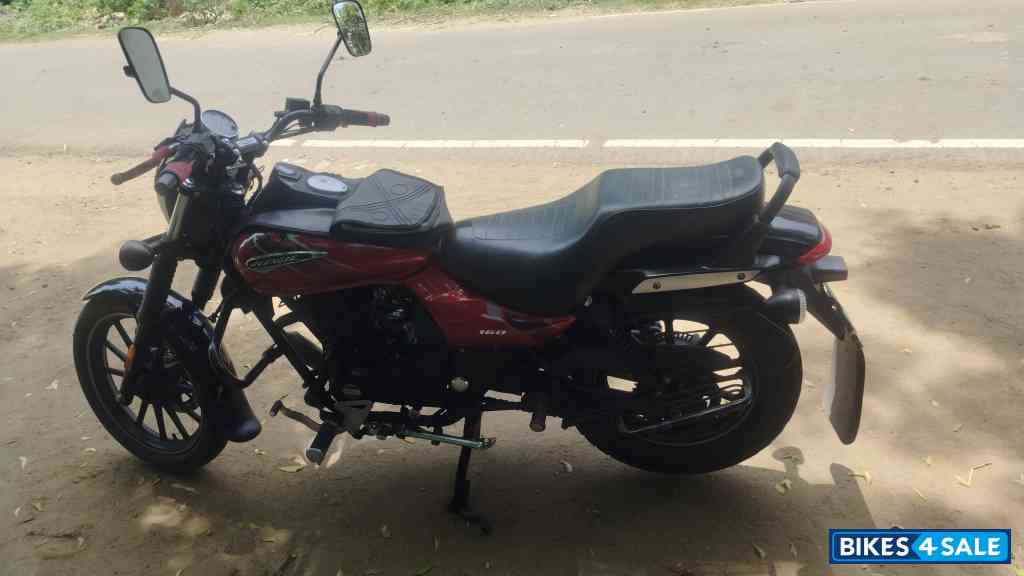 Red Bajaj Avenger Street 160 BS6