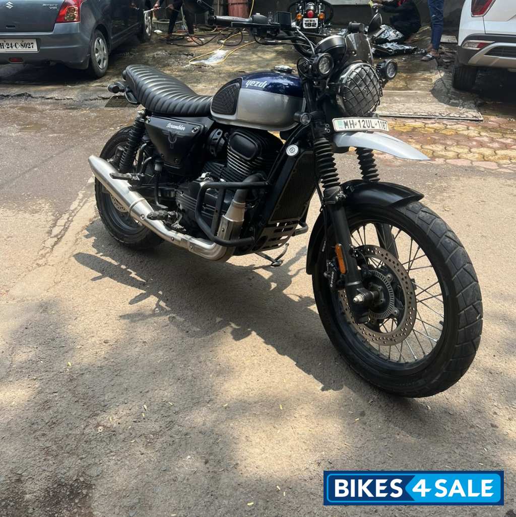 Yezdi Scrambler Dual Tone