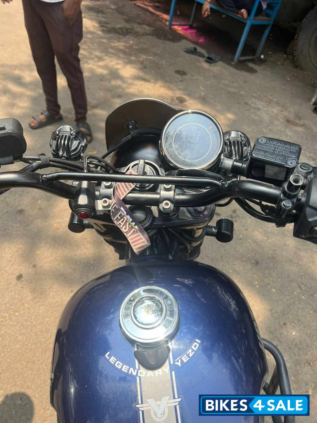 Yezdi Scrambler Dual Tone