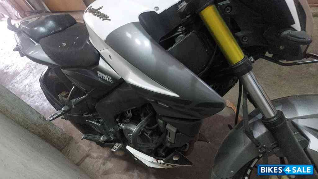 White Bajaj Pulsar NS200