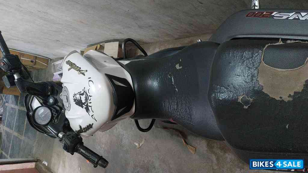 White Bajaj Pulsar NS200