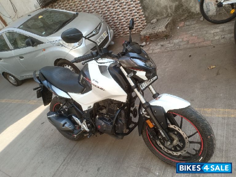 Pearl White Hero Xtreme 160R
