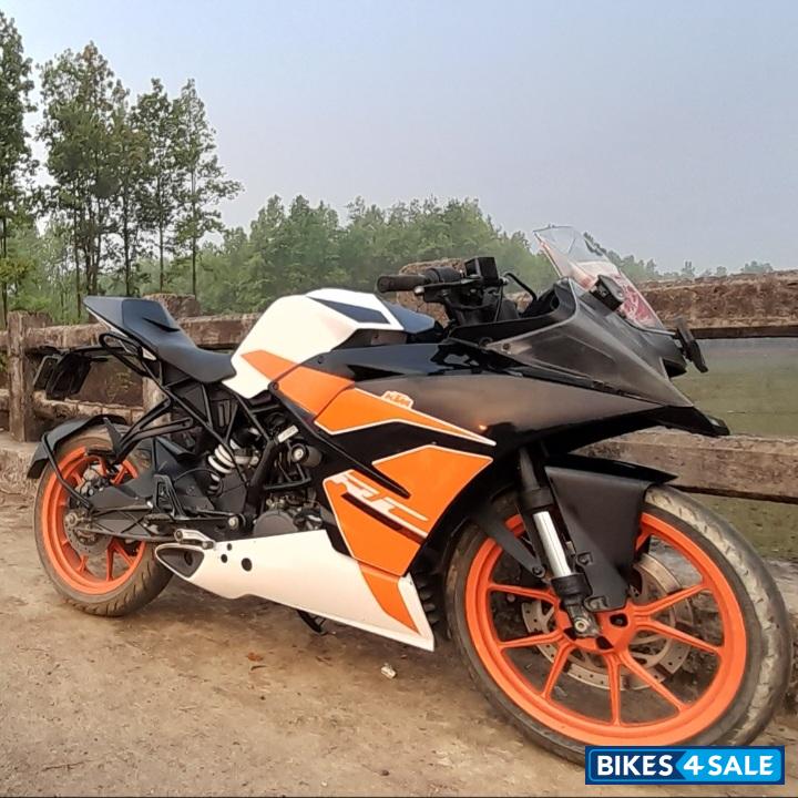 White KTM RC 125
