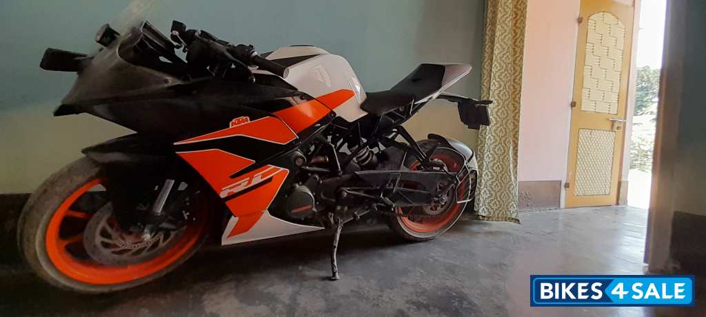 White KTM RC 125