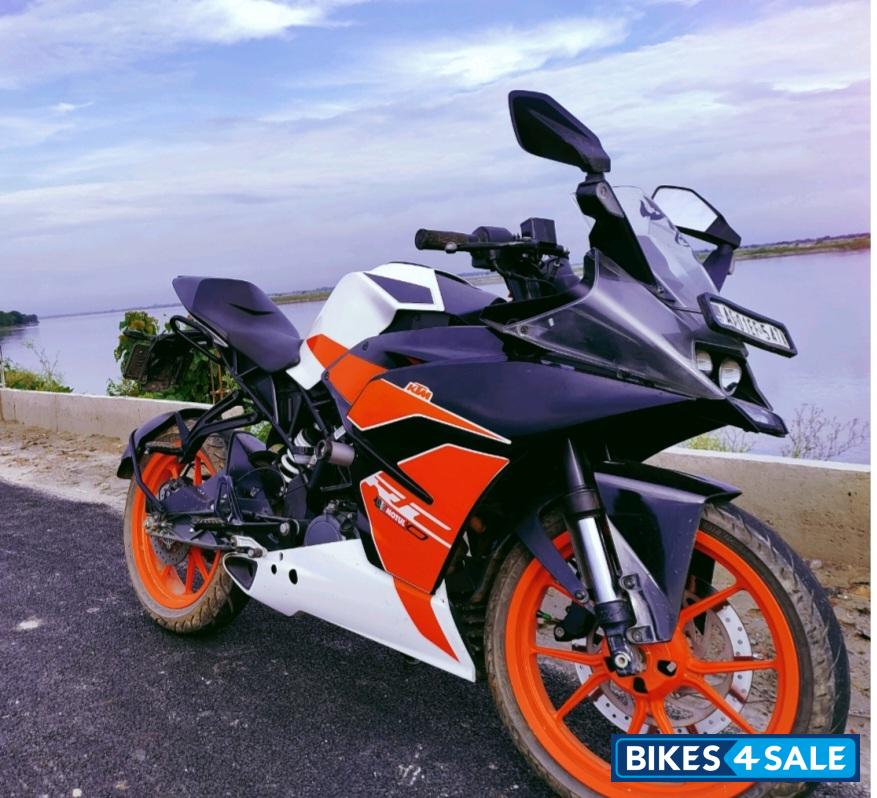 White KTM RC 125