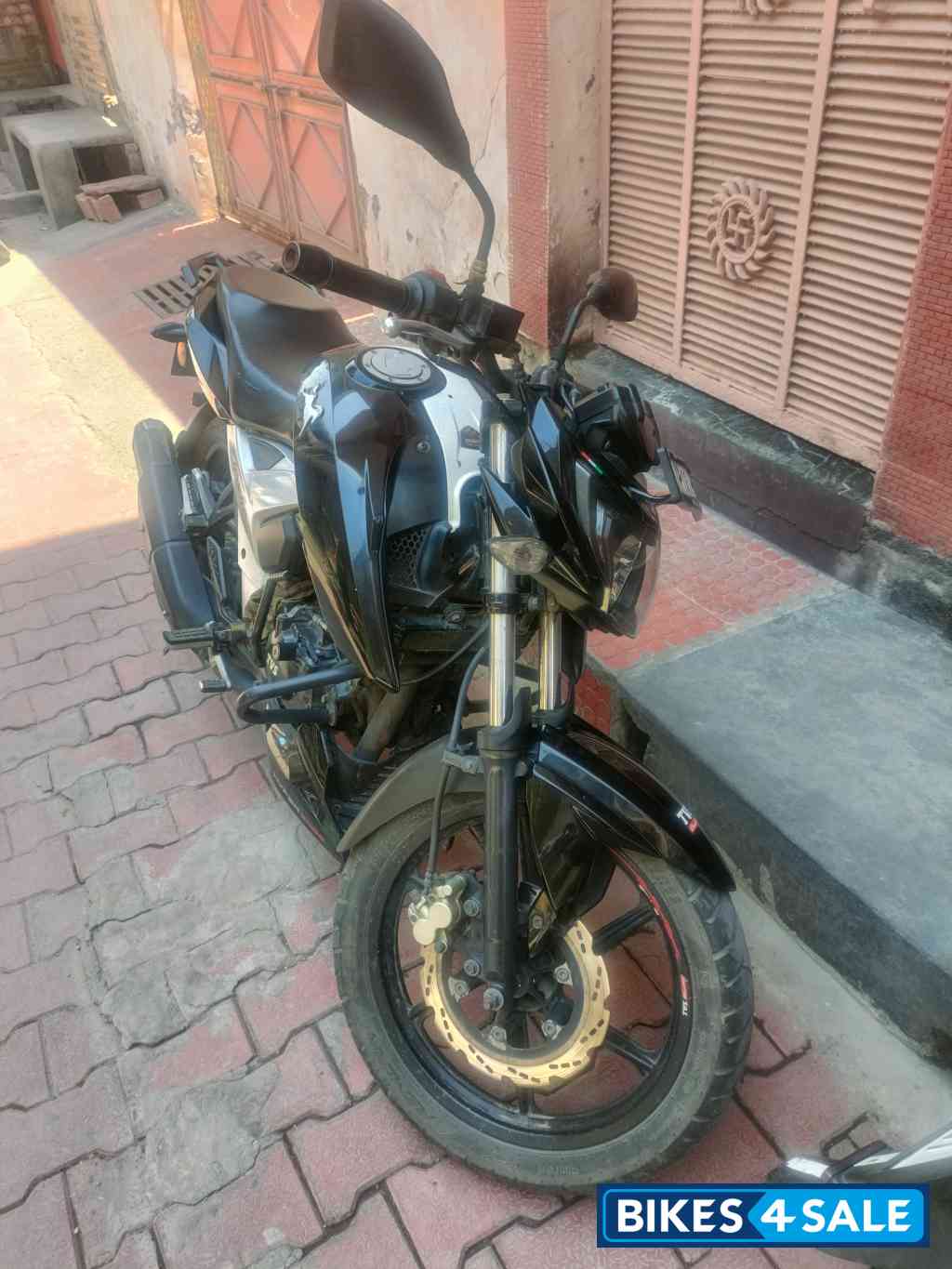 Black TVS Apache RTR 160 4V