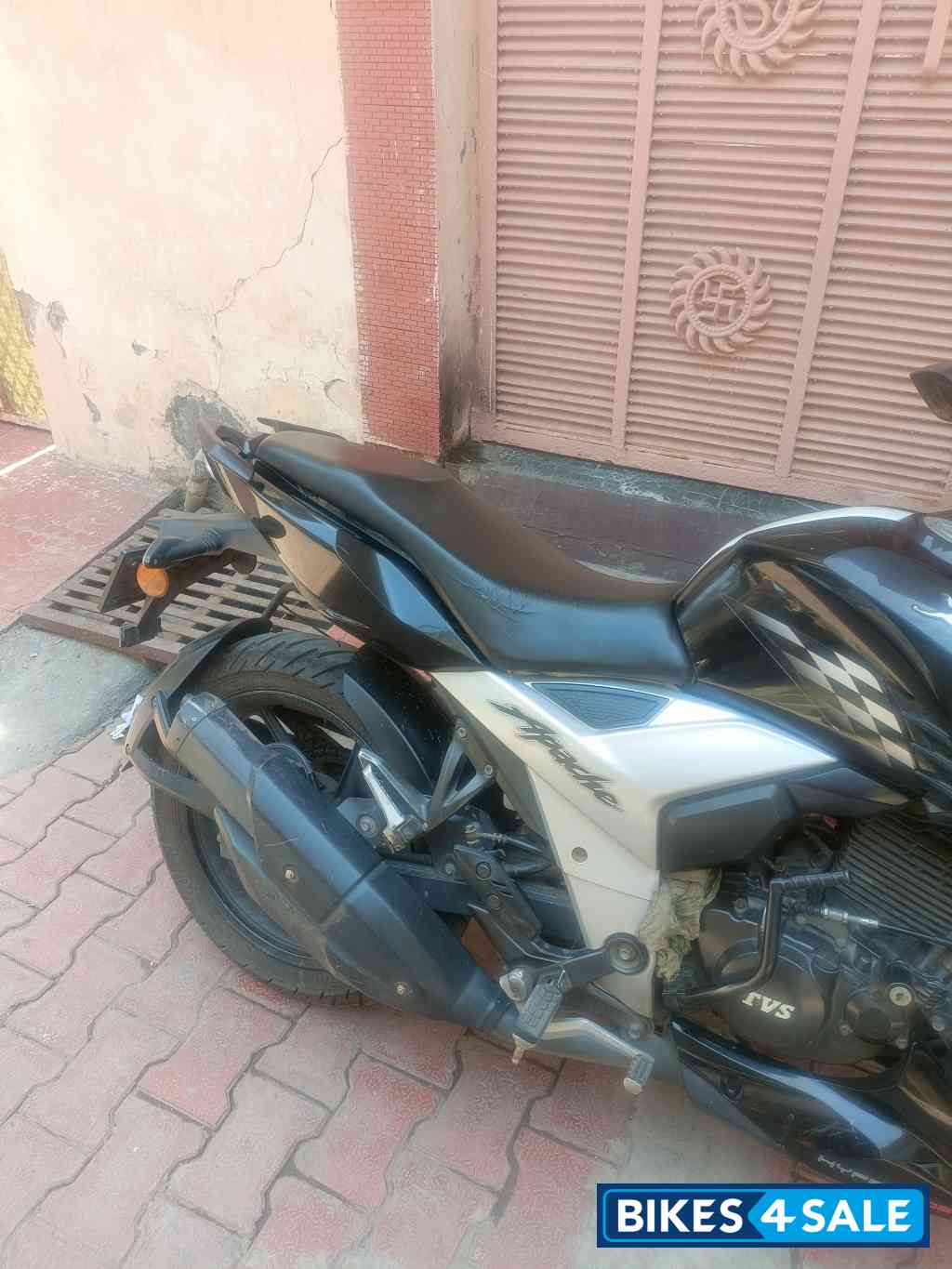 Black TVS Apache RTR 160 4V