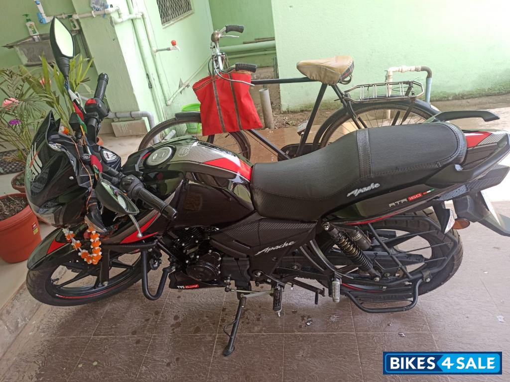 Black TVS Apache RTR 160 BS VI