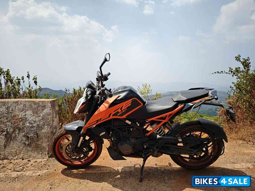 Black And Orange KTM Duke 200 2022