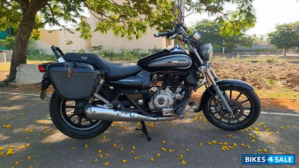 Black Bajaj Avenger Cruise 220
