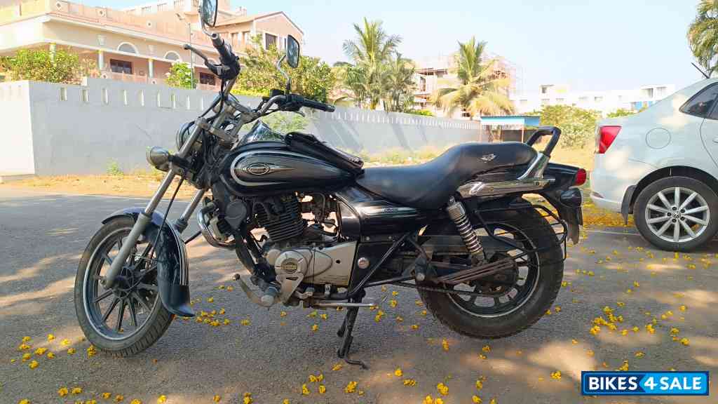 Black Bajaj Avenger Cruise 220