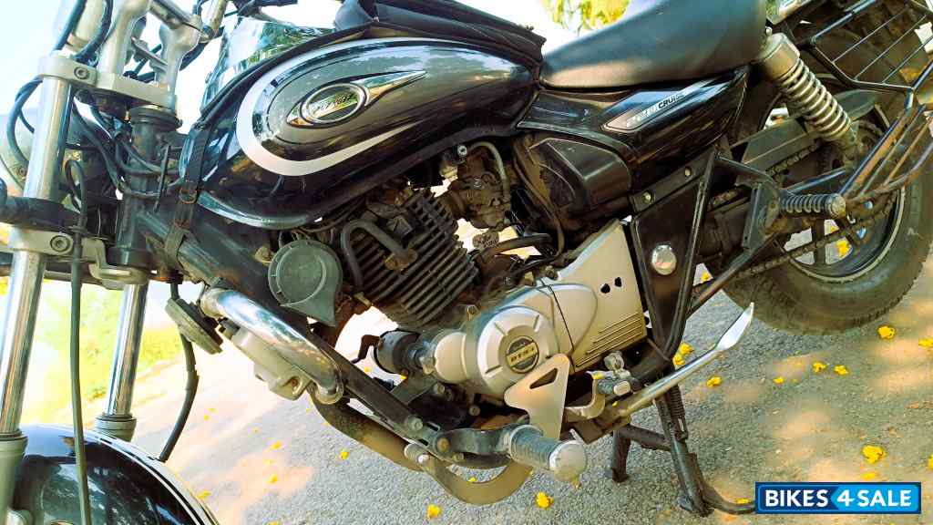 Black Bajaj Avenger Cruise 220