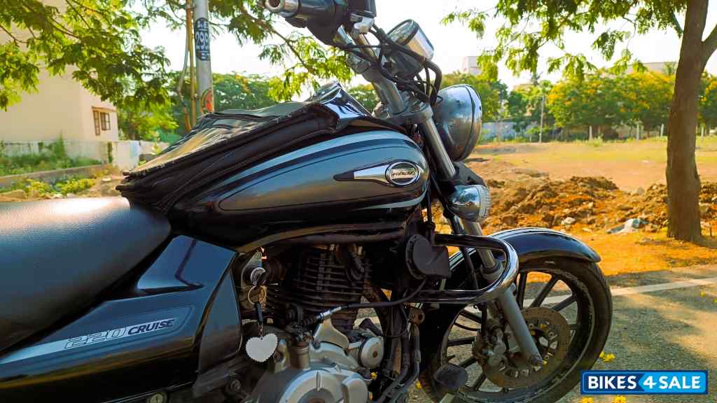Black Bajaj Avenger Cruise 220