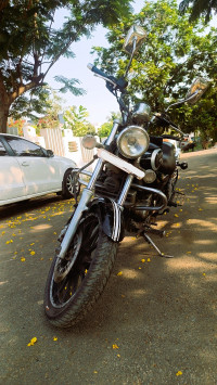 Black Bajaj Avenger Cruise 220