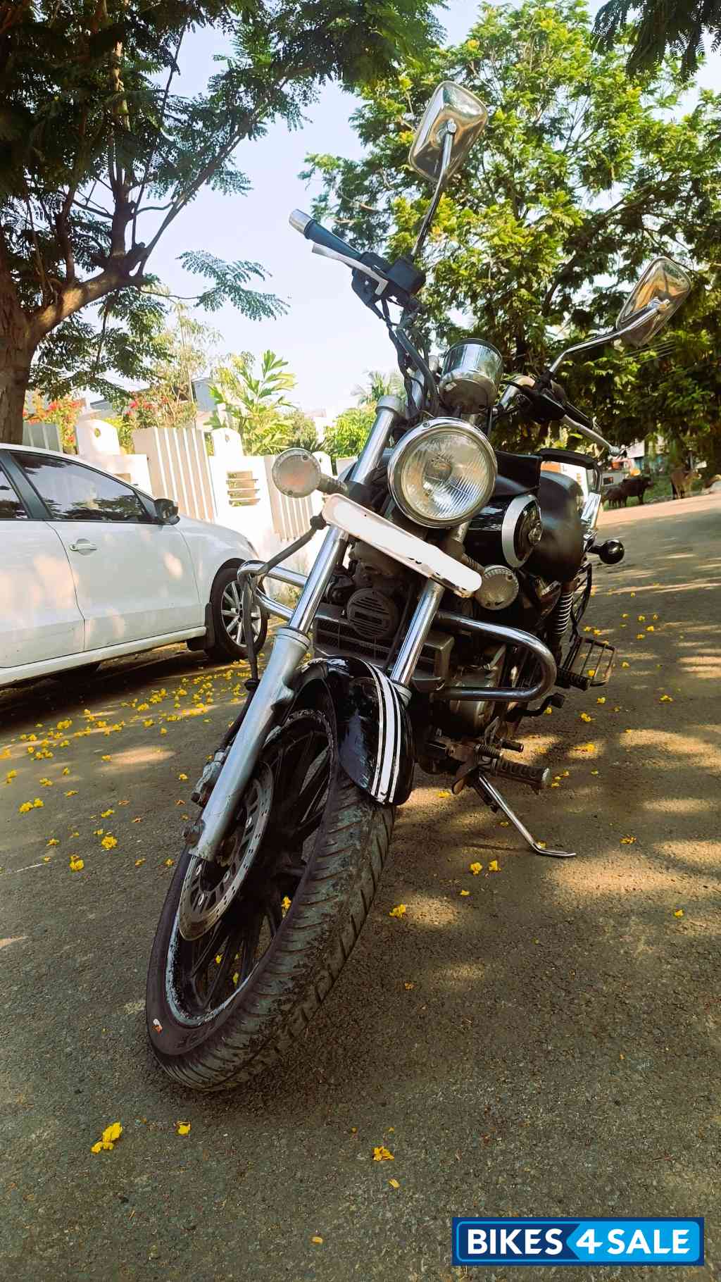 Black Bajaj Avenger Cruise 220