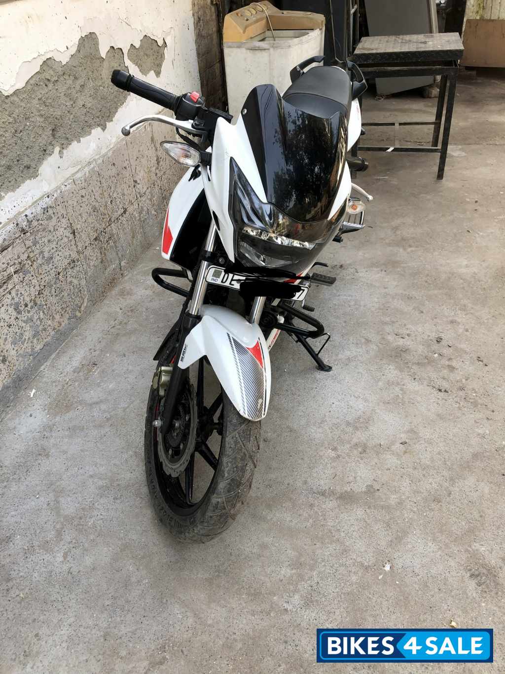 White TVS Apache RTR 160 BS VI