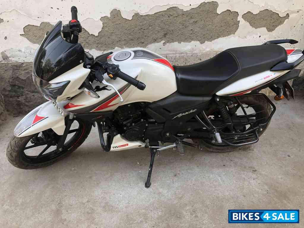 White TVS Apache RTR 160 BS VI