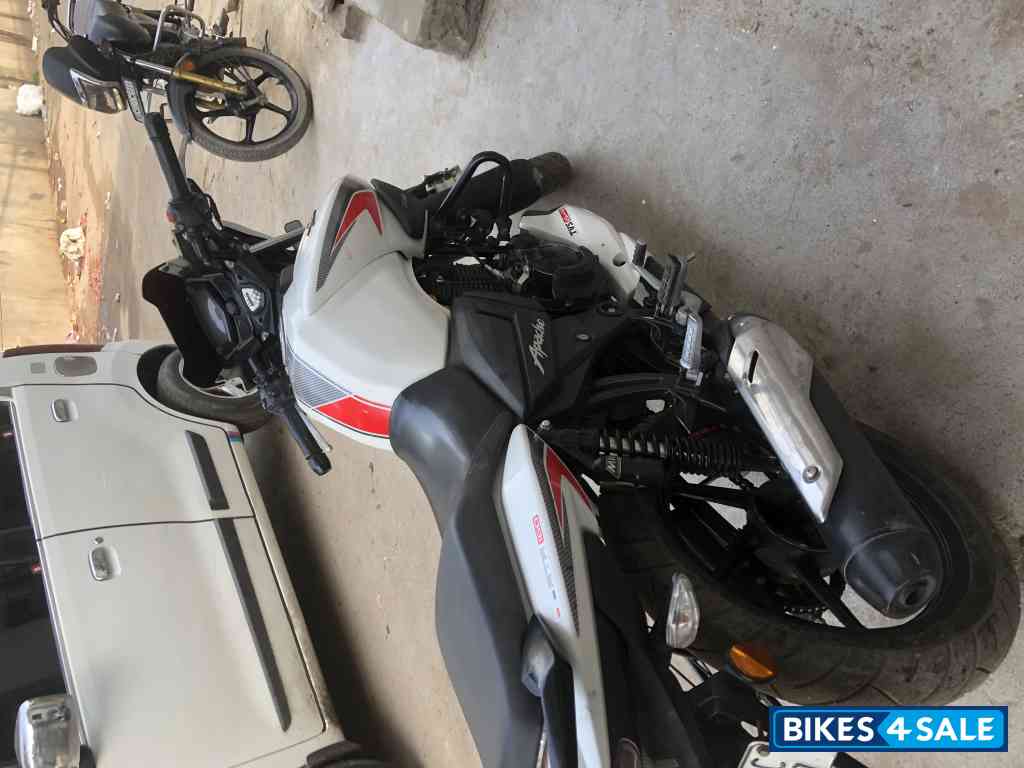 White TVS Apache RTR 160 BS VI