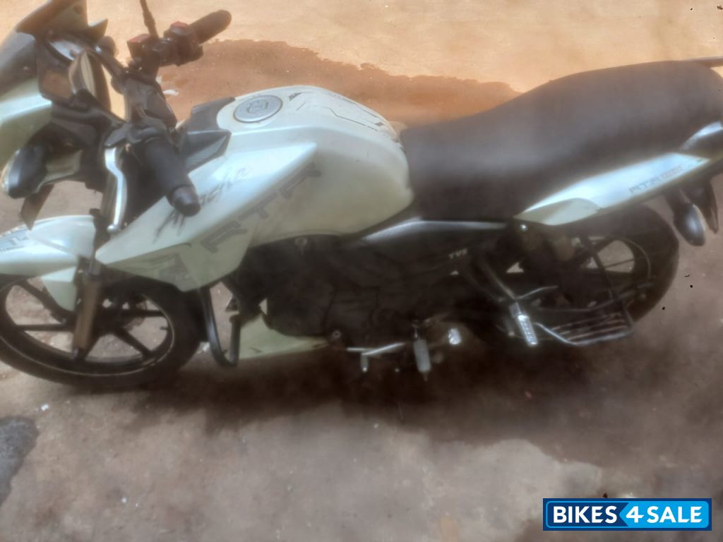 White TVS Apache RTR 180