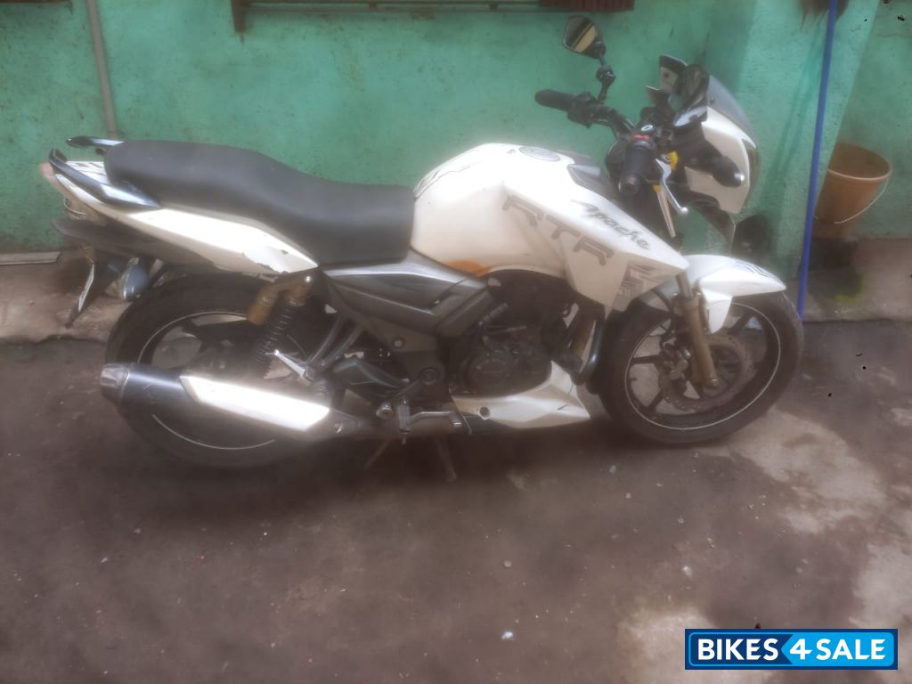 White TVS Apache RTR 180 White TVS Apache RTR 180