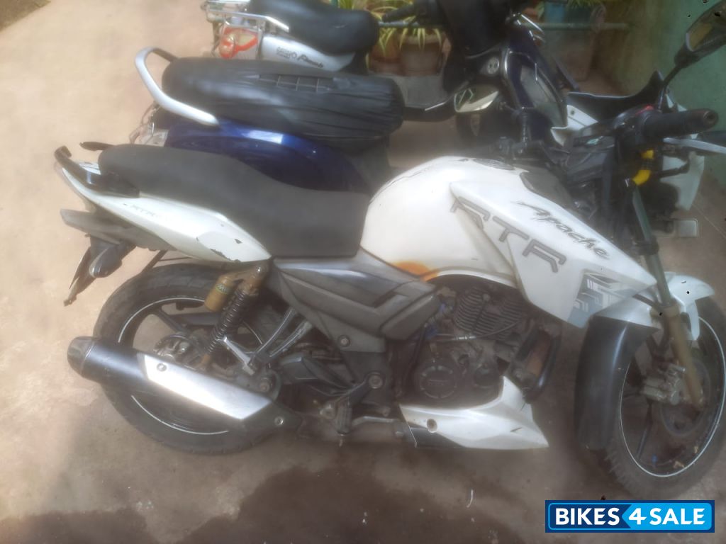 White TVS Apache RTR 180 White TVS Apache RTR 180