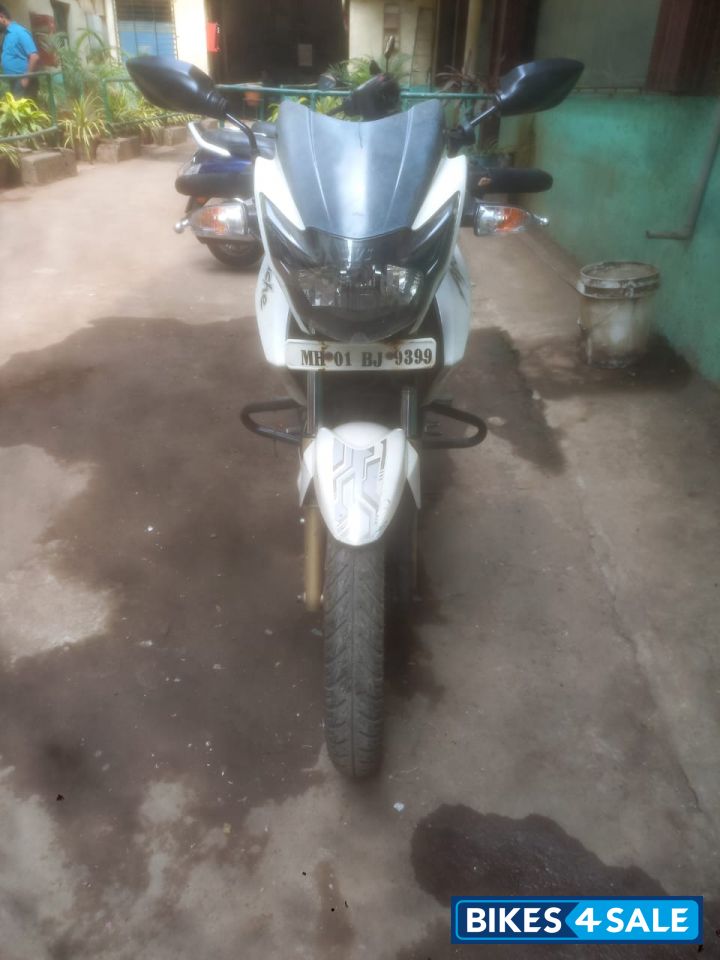 White TVS Apache RTR 180 White TVS Apache RTR 180