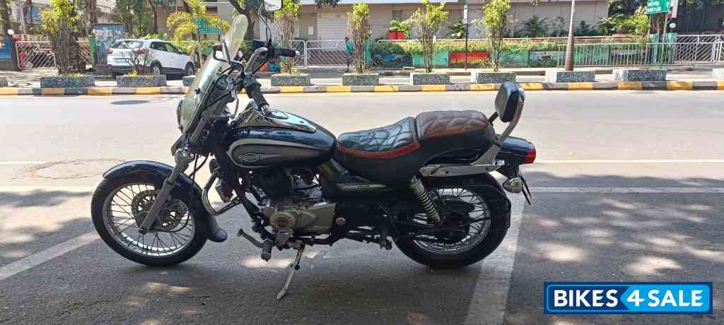 Black Bajaj Avenger Cruise 220