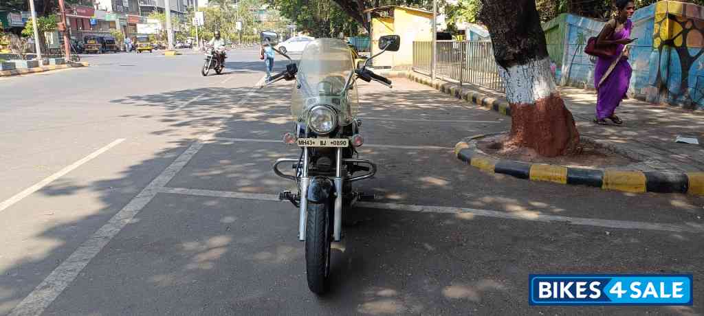 Black Bajaj Avenger Cruise 220