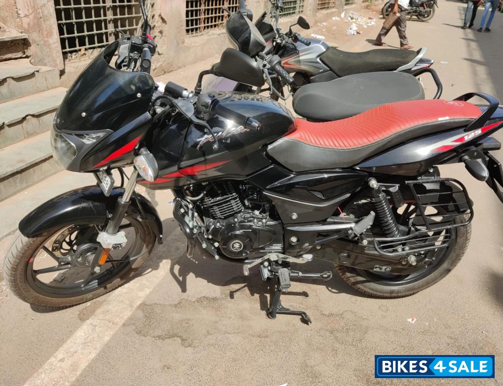 Bajaj Pulsar 125 Neon Disc Single Seat
