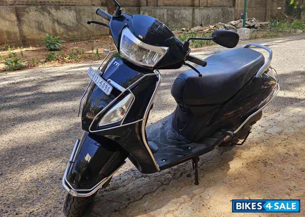 Glossy Black TVS Jupiter Glossy Black TVS Jupiter