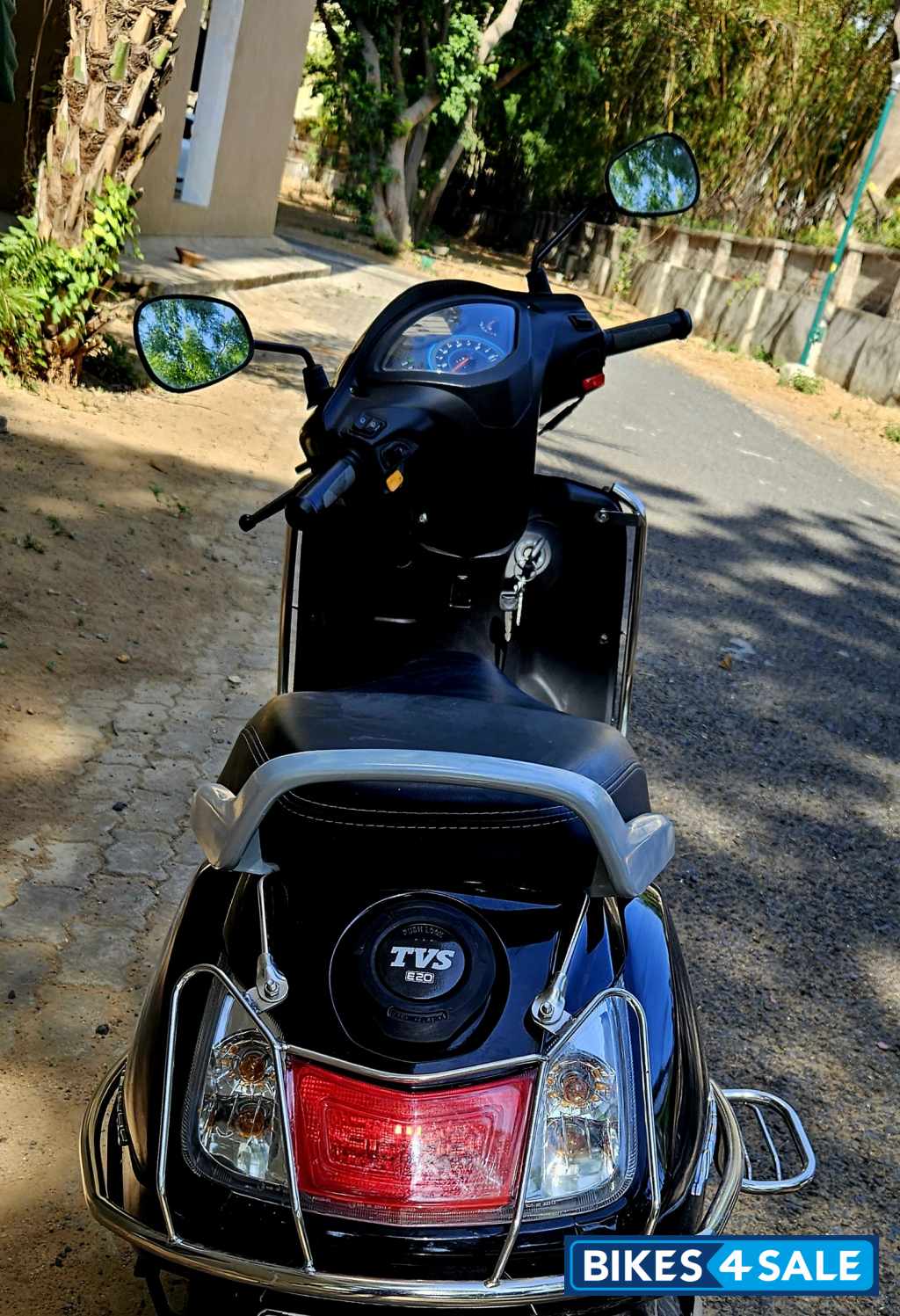 Glossy Black TVS Jupiter Glossy Black TVS Jupiter