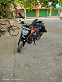 Orange KTM Duke 200 2022