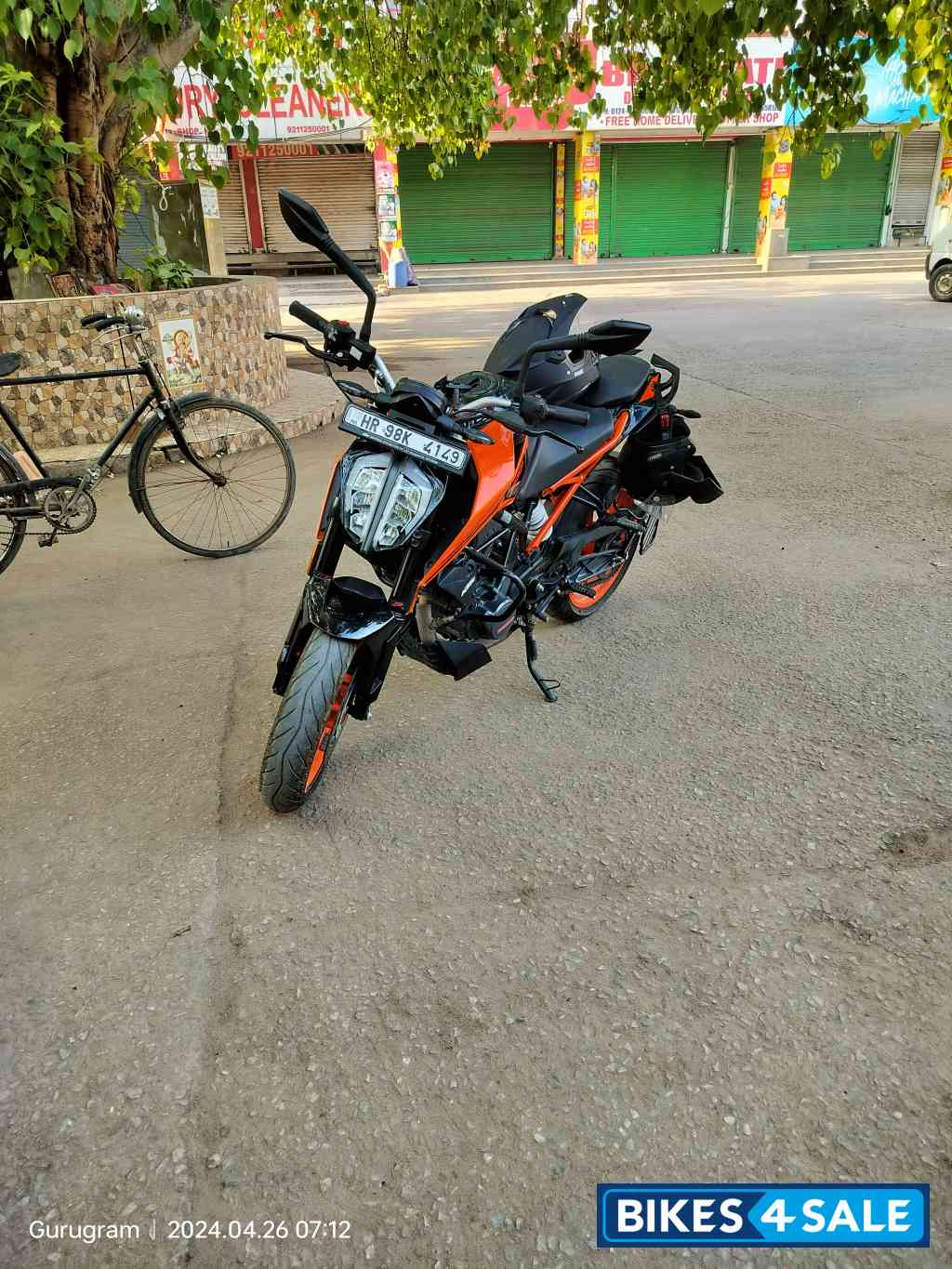 Orange KTM Duke 200 2022