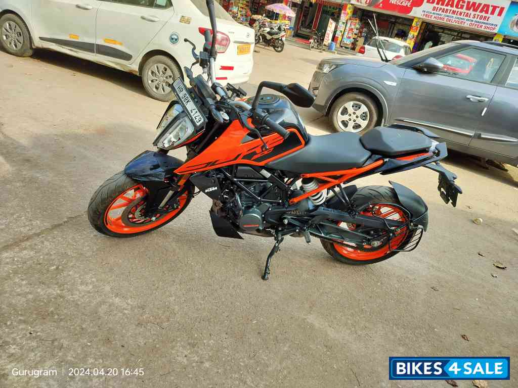 Orange KTM Duke 200 2022